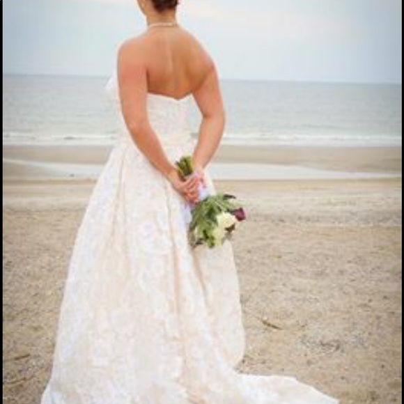 Gently used wedding dress - Picture 3 of 4